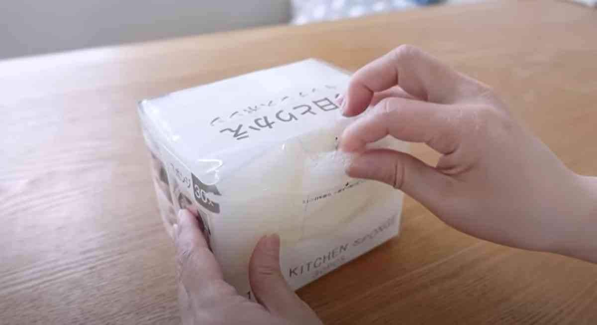 ニトリの「毎日とりかえキッチンスポンジ」の開封シーン